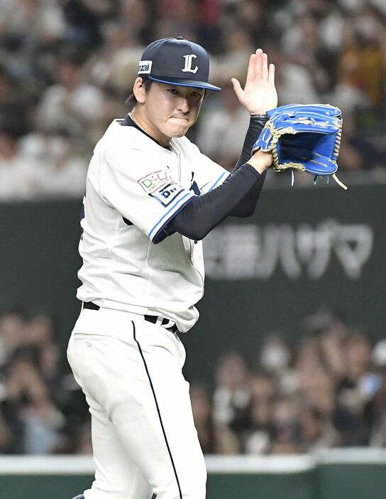 7回、オリックス打線を三者凡退に打ち取り、手をたたく西武・隅田（撮影・安藤由華）