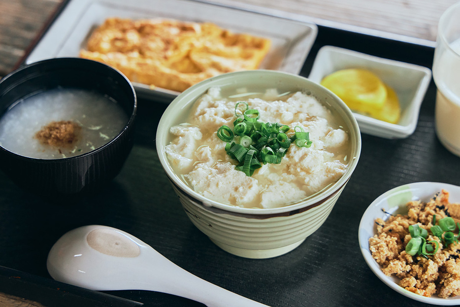 かりゆしセット600円。名物の温かい「ゆし豆腐」のミニサイズを中心としたヘルシーな定食。ゆし豆腐は作りたてを大きな鍋からすくって提供される。