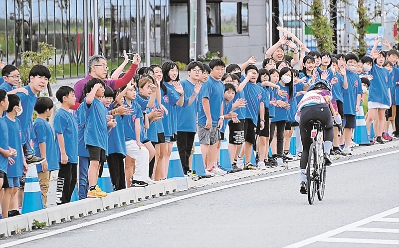 伝承館の前で選手に声援を送る桜丘小児童ら＝双葉町