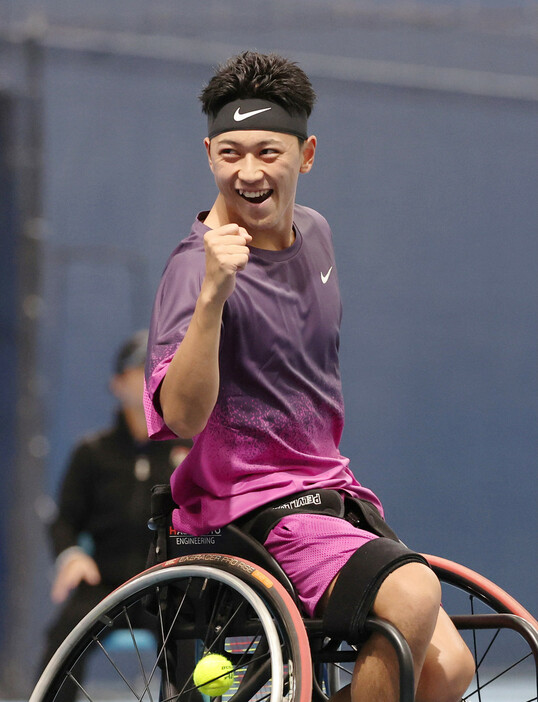 車いすテニス男子シングルスの初戦に勝ち、喜ぶ小田凱人＝２７日、東京・有明テニスの森公園