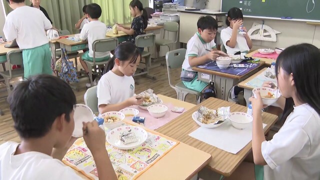 みよし市立緑丘小学校の給食風景