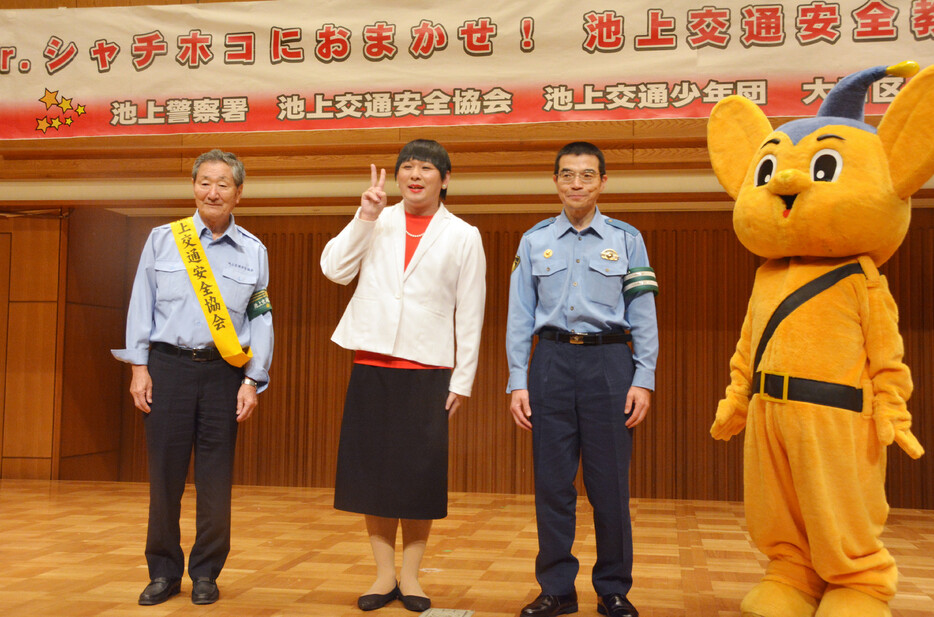 警視庁池上署は１４日、モノマネ芸人のＭｒ．シャチホコさんをゲストに迎え、東京都大田区内で交通安全教室を開いた。シャチホコさんは和田アキ子さんのモノマネを披露し、ヘルメット着用の重要性を訴えた。