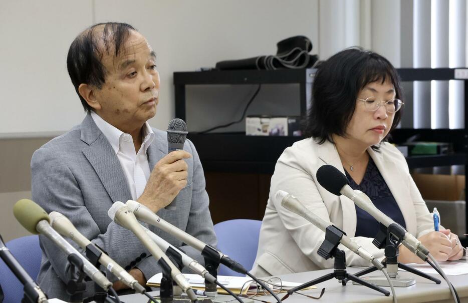 記者会見する松丸正弁護士（左）ら＝25日午後、和歌山市