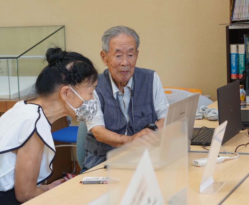 利用者にパソコンの扱い方を教える遠藤正和さん＝兵庫県丹波篠山市西吹で