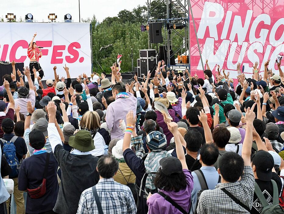 ジョナゴールドさんのライブに熱狂する観客ら