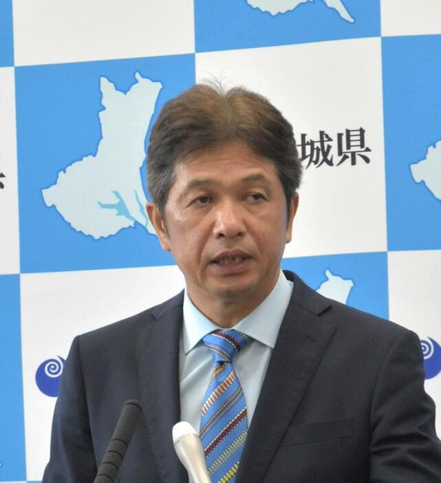 記者会見で就任以降の成果について話す大井川和彦知事=8月、県庁