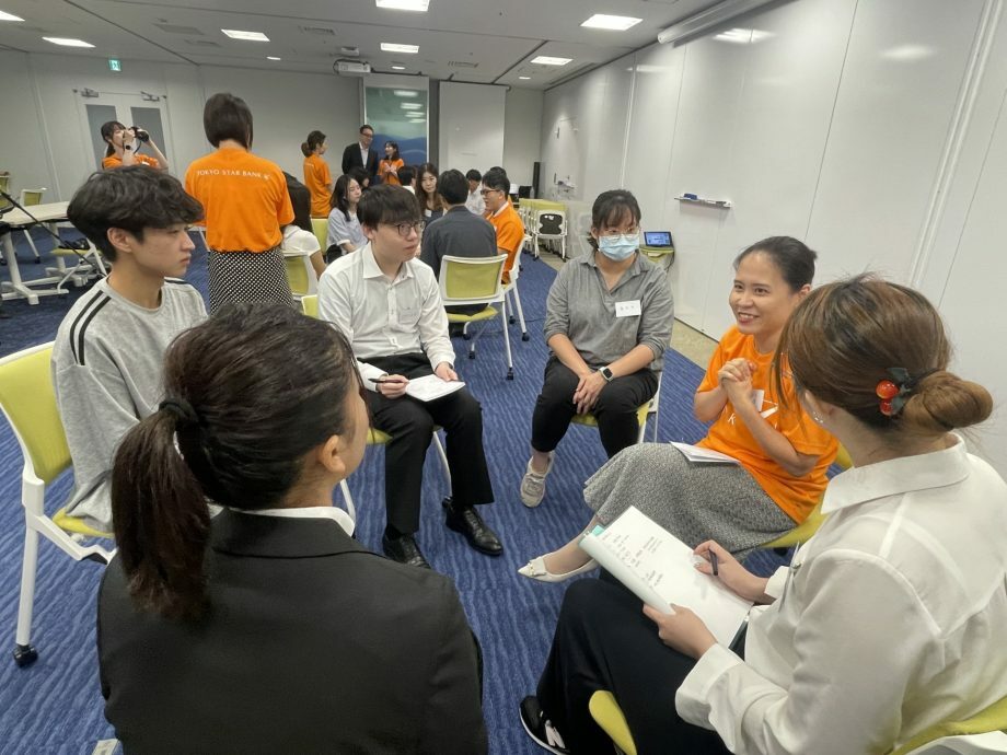 外国籍の行員と留学生との座談会