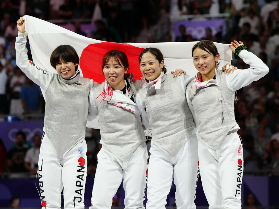 パリ五輪で銅メダルを獲得した日本の女子フルーレ団体。交代選手の菊池小巻（右から２番目）の活躍も光った　photo by 日刊スポーツ/アフロ