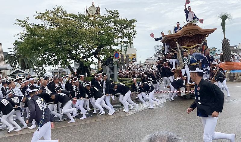 ［写真］豪快なやりまわしが人々を魅了した岸和田だんじり祭＝16日、岸和田市で