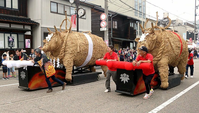 大型のわら牛による「走り納め」