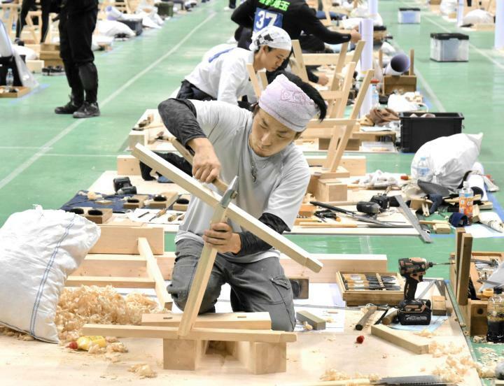 材料を組み立てる出場者＝15日午後、松山市市坪西町