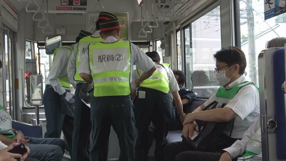 路面電車内での防犯訓練「いかに素早く連携するか」　広島