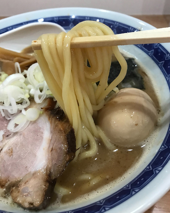 麺は中太のストレート麺、量は普通で230g