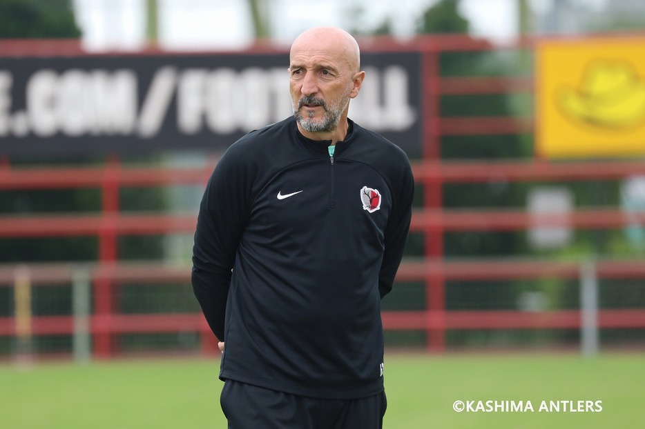 鹿島アントラーズのトレーニングを行なうランコ・ポポヴィッチ監督（写真◎KASHIMA ANTLERS）