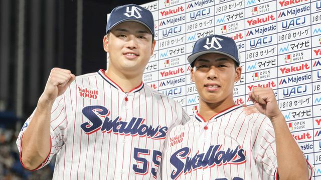 お立ち台で笑顔を見せるヤクルトの村上宗隆選手と山野太一投手(写真：時事)