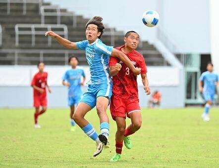 サッカー少年男子決勝・佐賀ー広島　前半、競り合う佐賀FW谷大地(左、サガン鳥栖Ｕー18)＝駅スタ