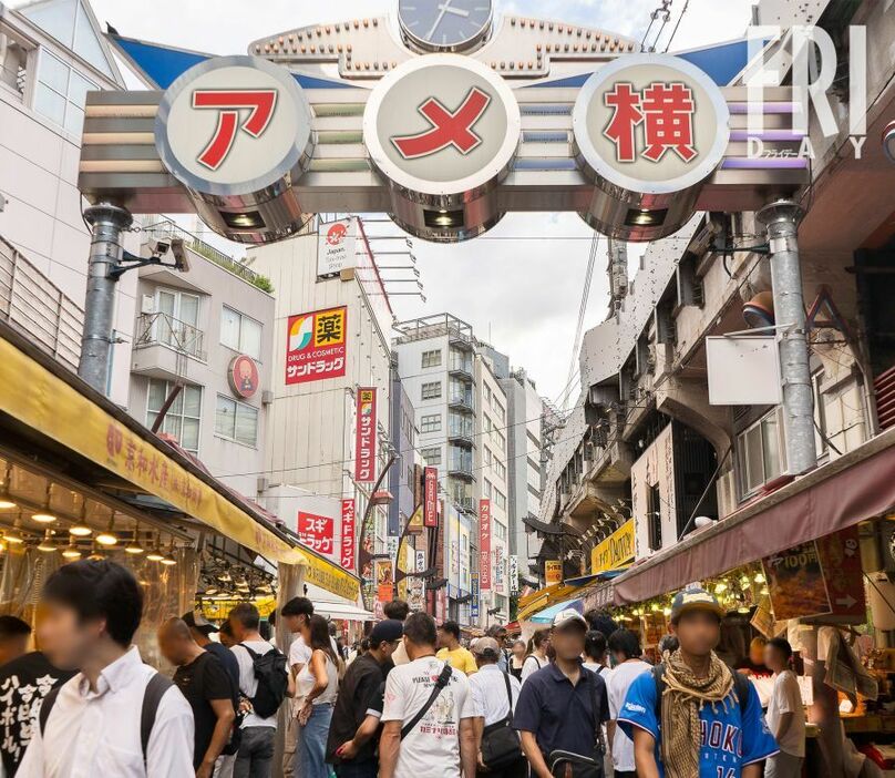 多くの客で賑わうアメ横。戦後、満州から引き揚げてきた軍人たちが闇市を管理し、商店街組合を作ったのが始まりだといわれている