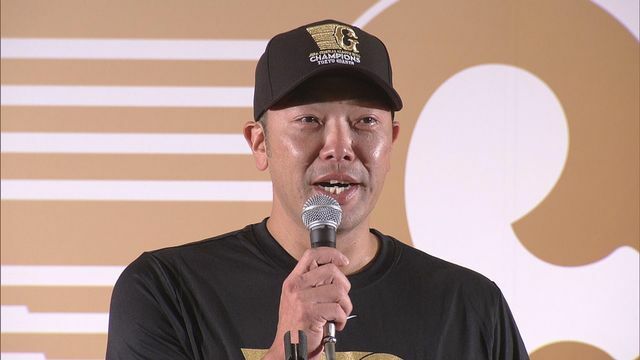 阿部慎之助監督はビール掛け開始前に涙目