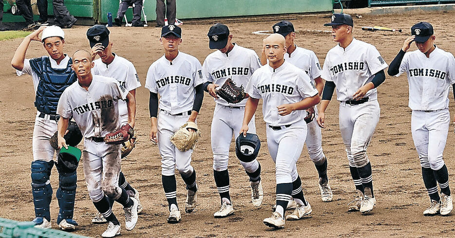 初戦で敗れて肩を落とす富山商ナイン