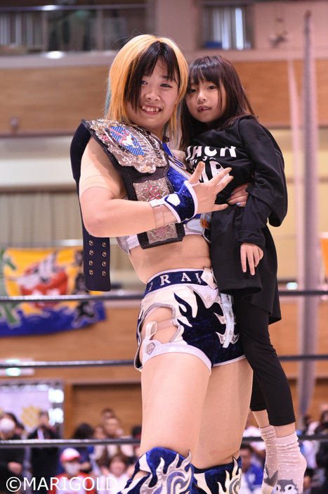 プロレスラーを目指す女児とともに「魂込めて」を叫ぶMIRAI