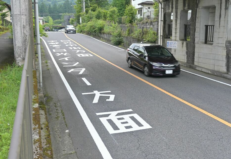 七里アンダー付近の路面標示