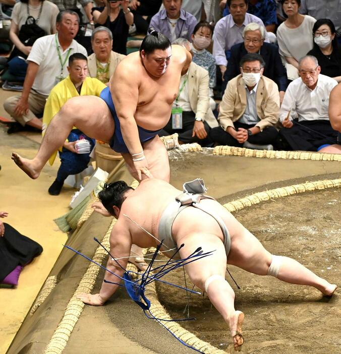 　はたき込みで熱海富士（右）を破った大の里（撮影・園田高夫）