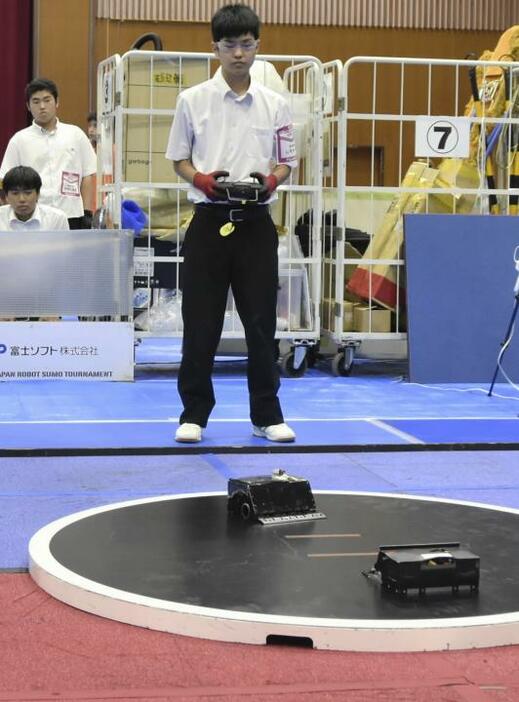 高校生が技術やアイデアを競ったロボット相撲大会中国・四国地区予選会