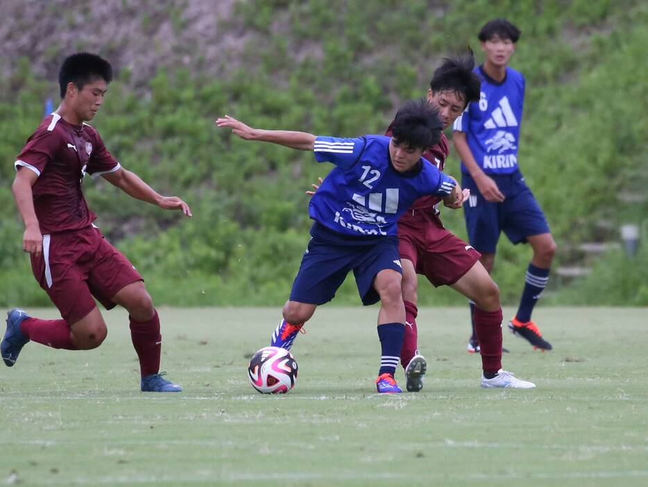 U-15日本代表候補(チーム青)のMF大野田和希(松本U-15)がプレスを受けながら前へ(Taro YOSHIDA)