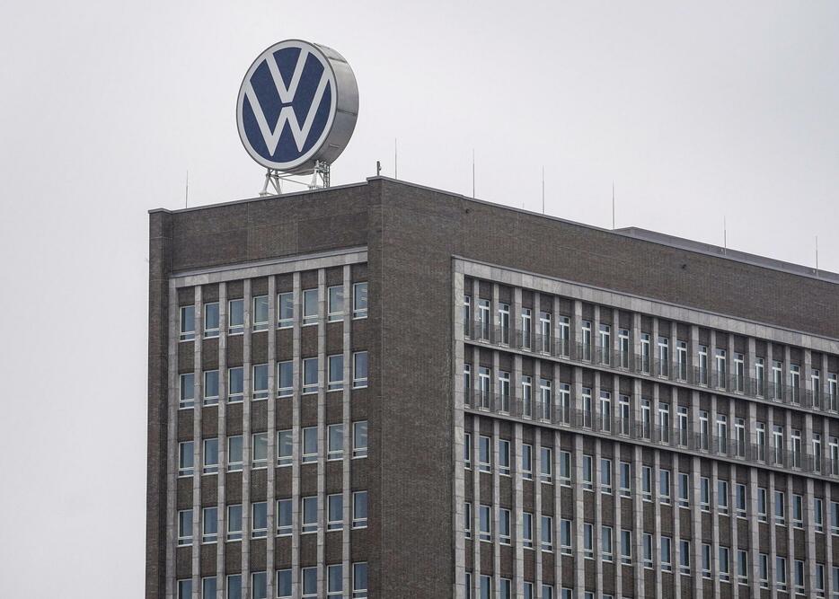 ドイツ北部ウォルフスブルクにあるフォルクスワーゲン（VW）本社＝2021年12月（AP＝共同）