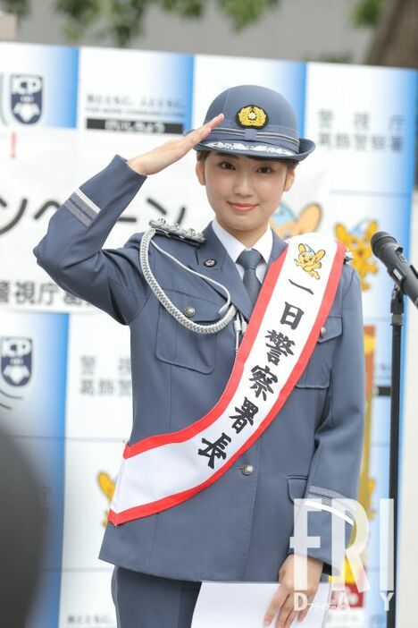 葛飾署の一日警察署長を務めた林田アナ。和太鼓を叩くためなのか、パンツスタイルで登場