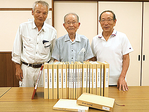 郷土資料の提供を呼びかける（左から）的場館長、足立さん、瀬田さん