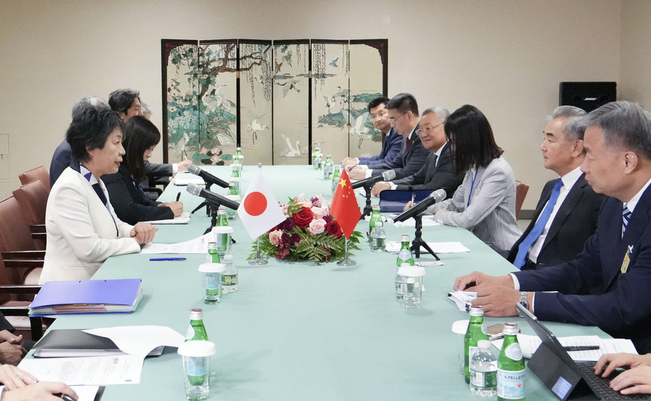 会談する上川外相（左端）と中国の王毅外相（右から2人目）＝23日、ニューヨーク（外務省提供・共同）