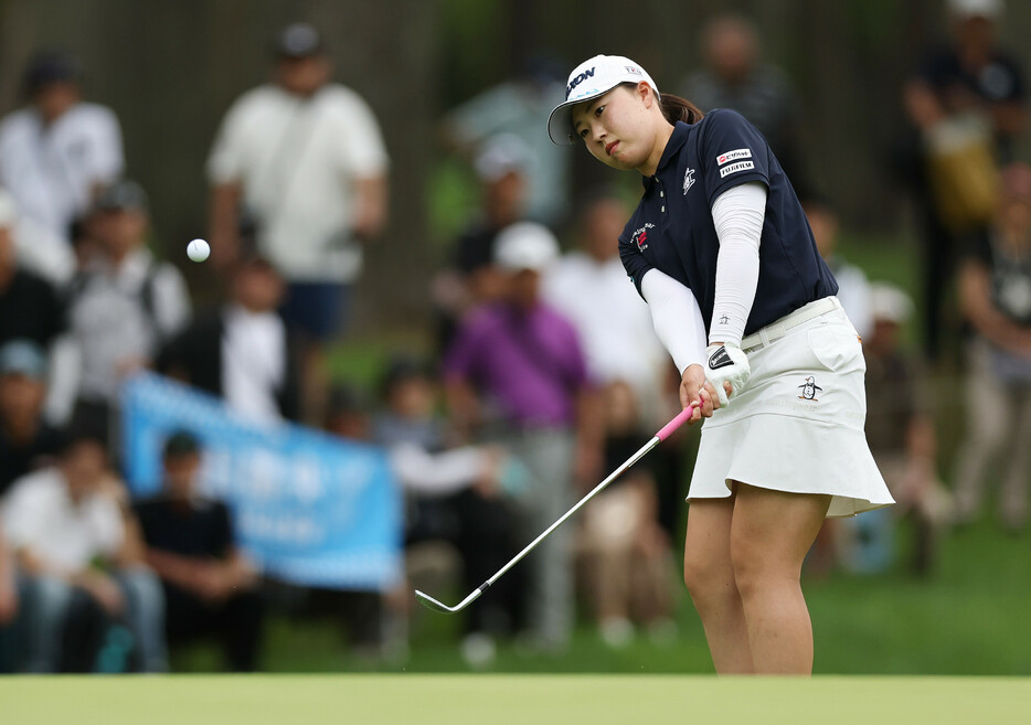 日本女子オープンゴルフ。１７番、チップインバーディーを奪う竹田麗央＝２８日、茨城・大利根ＣＣ西