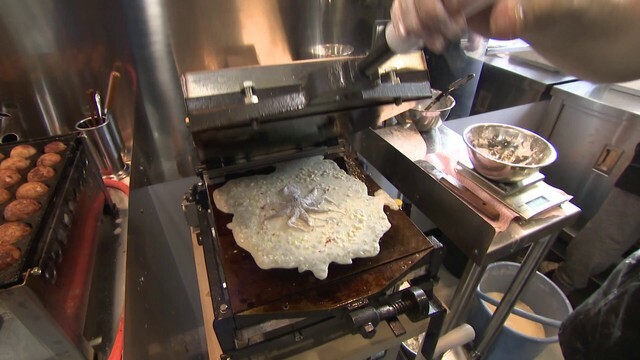 20個分のたこ焼き生地とイイダコ1匹をプレス