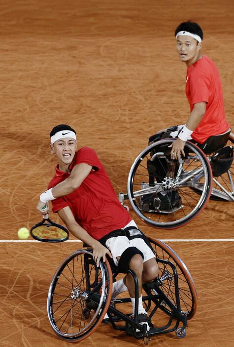 男子ダブルス準決勝　プレーする小田凱人（手前）、三木拓也組＝パリ（共同）