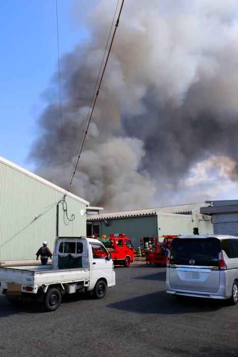 煙を上げて燃える院庄林業岡山工場＝3日午後2時57分、津山市くめ（画像の一部にモザイク加工しています）