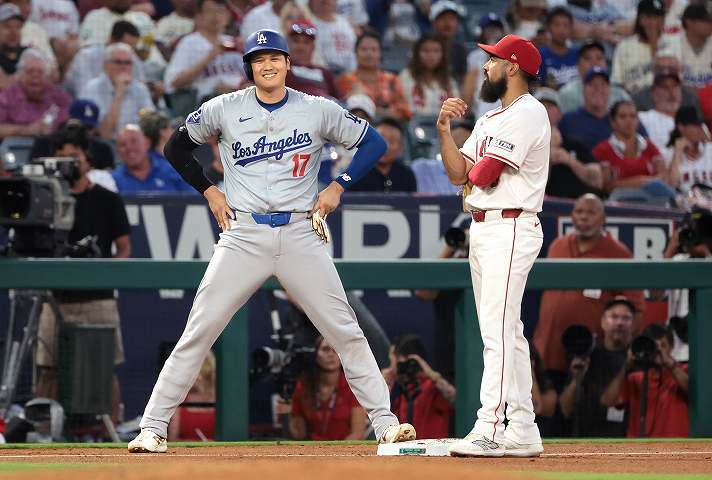 エンジェル・スタジアムに凱旋した大谷。塁上では元同僚たちと旧交を温める場面も。(C) Getty Images