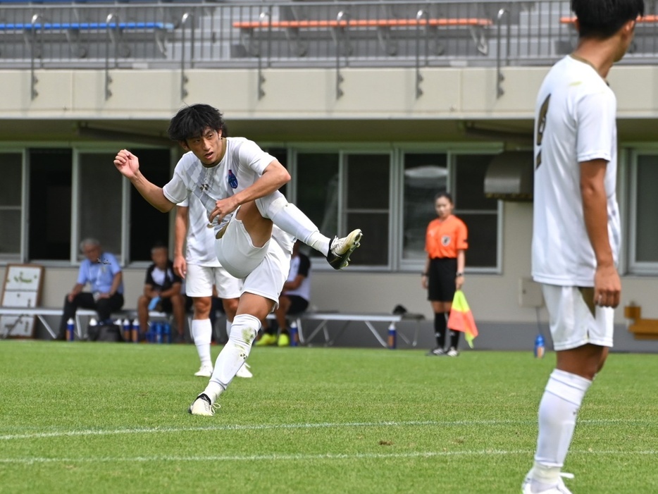 勝利をグッと引き寄せるFK弾を蹴り込んだMF櫻井文陽(3年)(Koyo KODAMA/GEKISAKA)