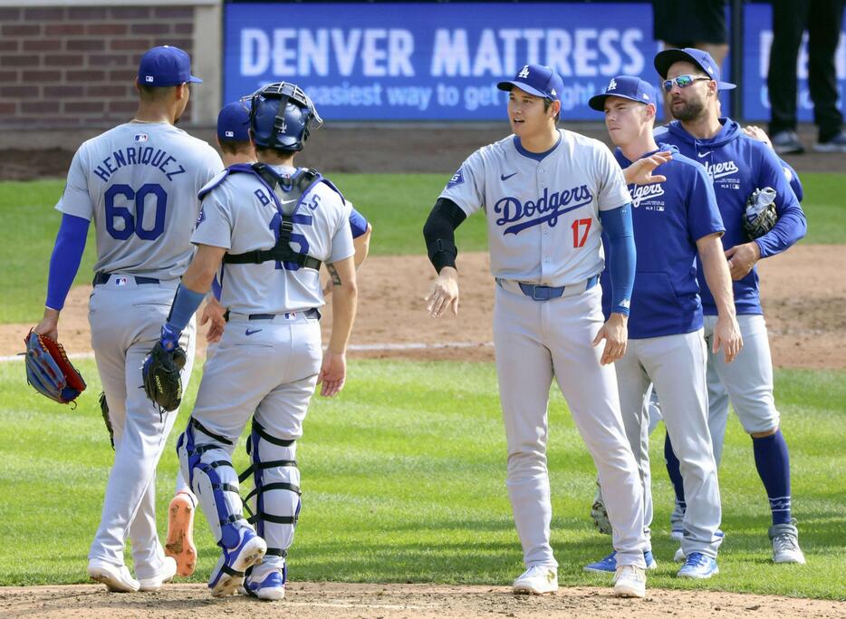 ロッキーズに勝利しチームメートを迎える米大リーグ、ドジャースの大谷翔平（17）。レギュラーシーズンを終え、本塁打王と打点王の2冠を確実とした＝29日、デンバー（共同）