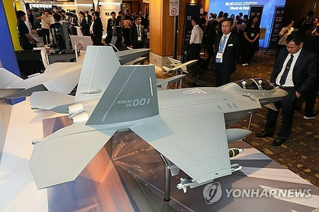 ソウル市内の会場に設置された韓国初の国産超音速戦闘機、KF21の模型＝9日、ソウル（聯合ニュース）