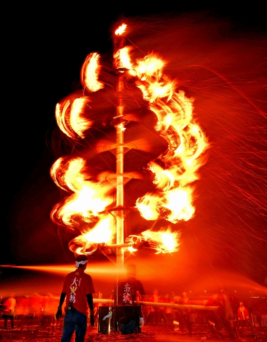 巨大たいまつが炎の渦を作り観客を魅了した「スーパー大火勢」＝9月15日夜、福井県おおい町成海