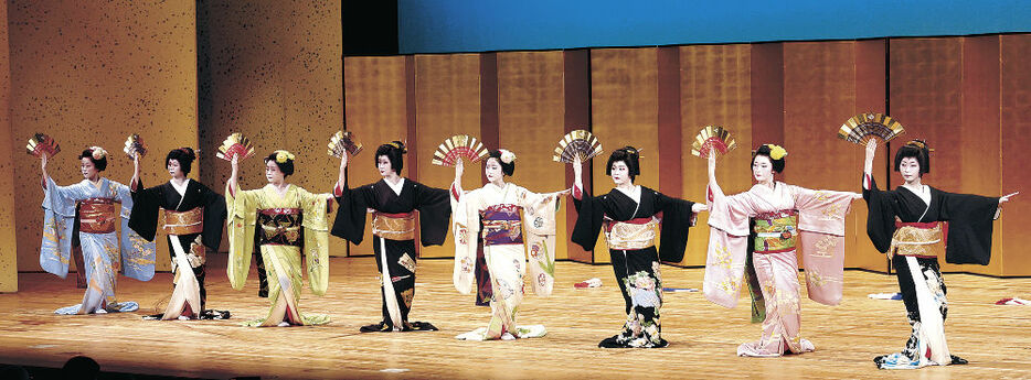 舞を披露する小松市出身の紗友美さん（右端）ら祇園甲部の芸舞妓＝金沢市の石川県立音楽堂邦楽ホール