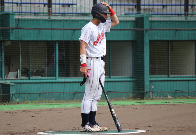 サインを送る長崎県立大・藤村 健吾外野手（4年＝大崎出身）