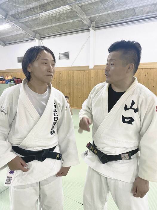 吉冨久悦さん（右）から激励を受ける広瀬順子選手＝山口市（吉冨さん提供）