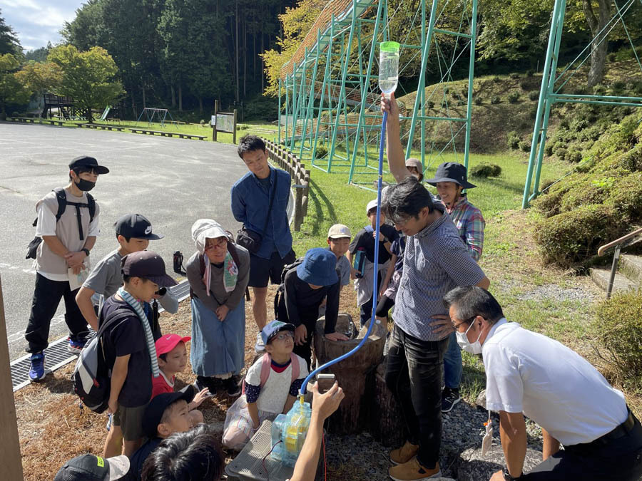 水力発電の仕組みを学ぶ参加者ら