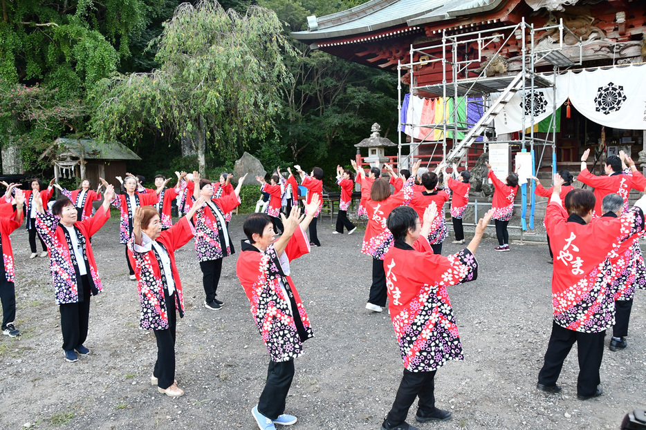 境内で踊る大山音頭の会の会員＝鴨川