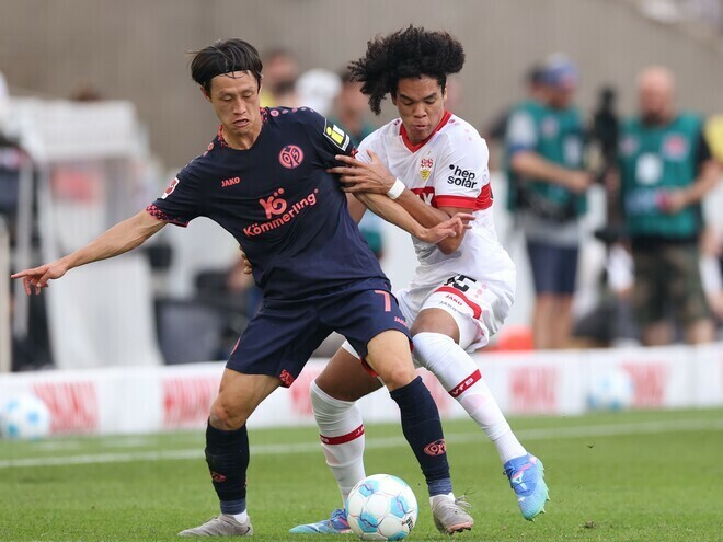 マインツ戦で対人の強さを見せたチェイス（右）。（C）Getty Images