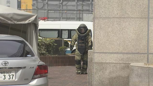 防護服を着た爆発物処理班