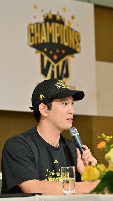 リーグ優勝を決め、会見するソフトバンク・栗原（撮影・軸丸雅訓）