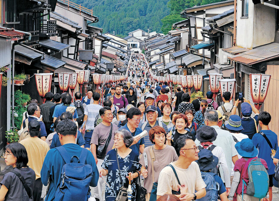 好天に恵まれにぎわいを見せた町内＝１日午後５時、富山市八尾町諏訪町